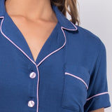 Pigiama con maglia aperta a manica corta, collo revers e pantaloncino in modal - BLU - CH12