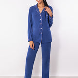 Pigiama con maglia a manica lunga, collo revers e pantalone lungo in modal - BLU - CH13